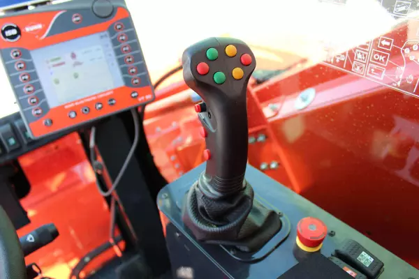 Comodidad sin igual en la conducción y ergonomía diseñada pensando en el conductor en los mezcladores autopropulsados SPV Access - Power - Intense de KUHN