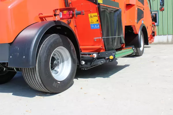 Mezcladores autopropulsados SPV Access - Power - Intense de KUHN aún más compactos con cintas que se pliegan debajo de la caja