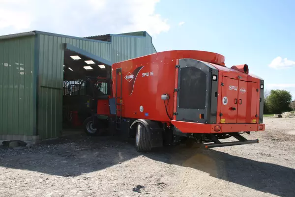 Eje trasero direccional opcional en los mezcladores autopropulsados SPW Intense de KUHN