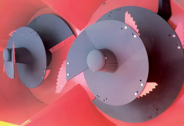 El ajuste de la velocidad de los sinfines de mezcla desde la cabina y la programación del tiempo de agitación permiten ajustar el corte a las diferentes raciones que precisa el ganado en los mezcladores autopropulsados SPW Intense de KUHN.