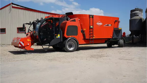 El peso del compartimento del motor montado sobre el eje motriz proporciona una excelente transferencia de carga.