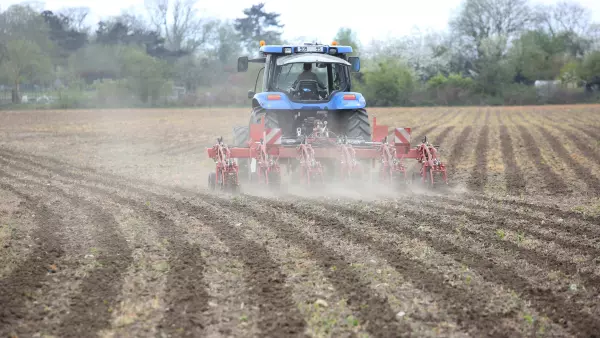 La pasada del STRIGER 100 en primavera permite preparar la línea de siembra