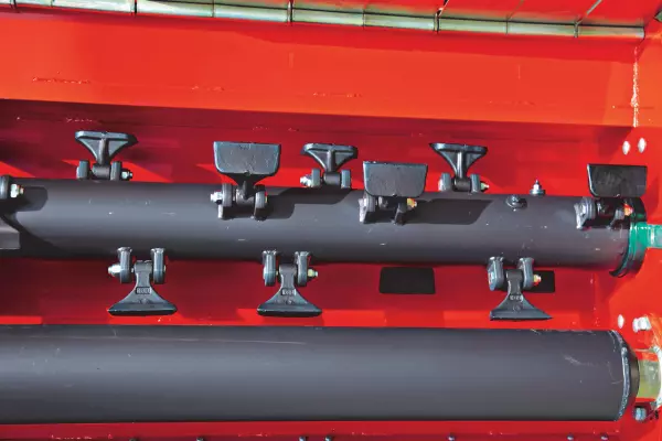 Un rodillo situado lo más cerca posible del rotor asegura una mejor trituración y una mejor descomposición de los residuos