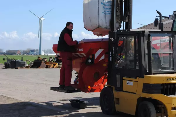 Carga fácil de la tolva frontal TF 1512 con un big-bag 