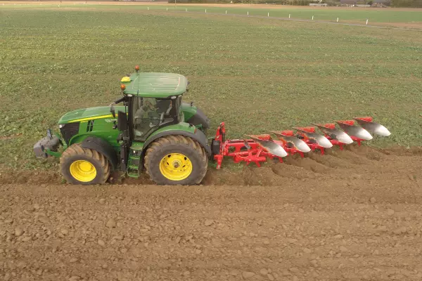 Los ajustes hidráulicos desde la cabina garantizan una adaptación inmediata a las condiciones de trabajo.