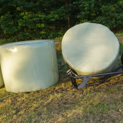 El volteador de pacas gira las pacas durante la descarga.