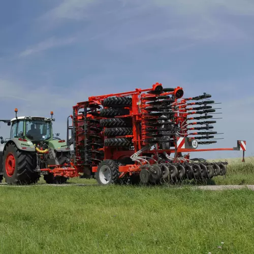 Sembradora ESPRO durante el transporte, segura y estable gracias a las ruedas de compactación elevadas