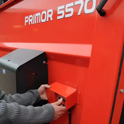 Doble mando para compuerta y cinta situado en la parte trasera izquierda de la empajadora distribuidora picadora distribuidora PRIMOR 4260 M CUT CONTROL de KUHN