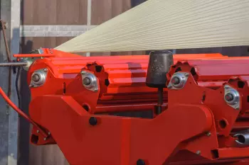 Las encintadoras con mesa giratoria de pacas cuadradas medianas de KUHN están provistas de dos pares de rodillos de acero con un perfil estriado.