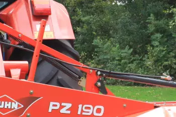 Los muelles de compensación transfieren el peso de la segadora al tractor.