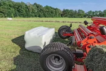 El exclusivo diseño de perfil bajo del chasis es ideal para garantizar la estabilidad durante la carga, el encintado o la descarga de una paca.
