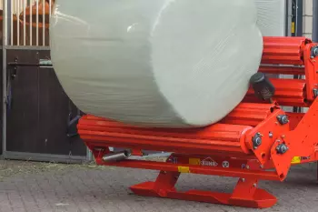 El montaje a baja altura de la mesa garantiza una descarga suave de las pacas