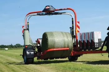 El exclusivo sistema de carga, con su largo brazo de carga integrado en la mesa de envoltura.