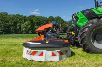 La segadora se monta cerca del tractor.