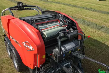 Dos rollos normales de plástico elástico de 750 mm atando una paca