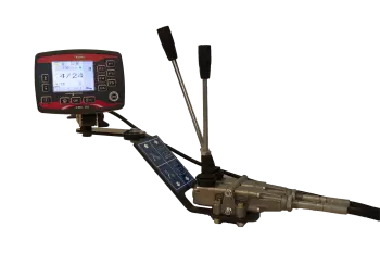 La versión con controlador electrónico RW 1110 (C), equipada con control remoto RF de serie, se puede manejar desde un cargador mientras se utiliza un generador eléctrico o un segundo tractor para el suministro de aceite y electricidad.