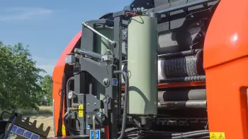 Dos rollos estándar de plástico elástico de 750 mm, atando una paca