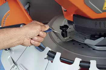 Ajuste fácil del punto de caída para un reparto perfecto con el distribuidor de sal y arena AXEO