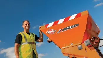 Planea menos recargas con la gran capacidad del distribuidor de sal y arena AXEO