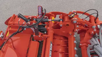 Ajustes de la grada rotativa y de la altura de la barra niveladora