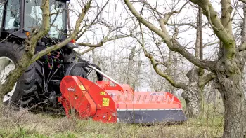 La trituradora BV 1800 trabajando en campos de cerezos en el este de Francia