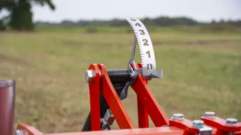 El DT cuenta con ajustes hidráulicos sencillos y rápidos, especialmente para controlar la profundidad de trabajo.