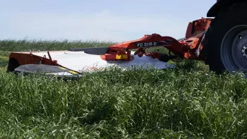 El rango de desplazamiento del sistema de seguridad NON-STOP permite proteger tu segadora acondicionadora FC 3115 en caso de encontrarse con un obstáculo.