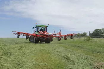 GF 8712 maniobrando en la parcela