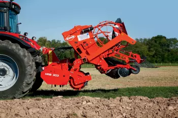 Sembradora mecánica integrada COMBILINER INTEGRA durante el transporte.