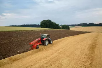 Los grandes despejes del arado MASTER 103 ofrecen una capacidad de soterramiento excepcional.
