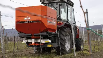 Fácil paso entre las líneas de viñedos con la MDS 8.2 y su tolva de esquinas biseladas
