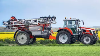 Foto del pulverizador arrastrado KUHN modelo METRIS 2 durante el transporte