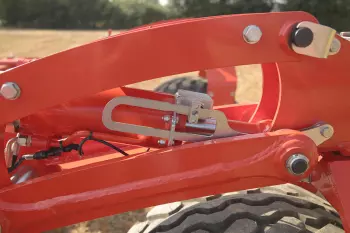 Los rastrojadores OPTIMER L 9000-12000 están equipados con un sistema hidráulico de control de profundidad.