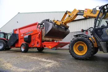 Empajadora distribuidora PRIMOR 15070 M de KUHN de gran capacidad