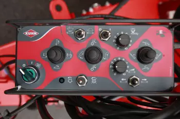 Comodidad del mando eléctrico para un uso diario en la empajadora distribuidora PRIMOR 5570 M de KUHN