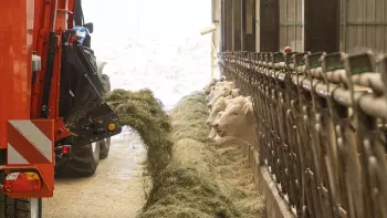 Distribución a gran velocidad de las raciones de fibra con la trampilla patentada C-DRIVE