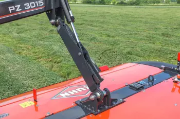 La segadora PZ 3015 permite un seguimiento excelente de las irregularidades del suelo sobre terrenos en pendiente.