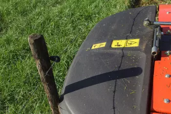 Al encontrarse con cualquier obstáculo, el material de la cubierta lateral se dobla, sin romper ni dañar la segadora.