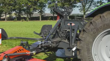 La combinación de segadora PZ 8831 garantiza una excelente transferencia del peso para un manejo óptimo sobre terrenos en pendiente.