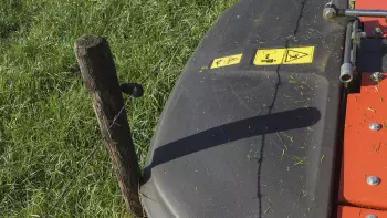 Al encontrarse con cualquier obstáculo, el material de la cubierta lateral se dobla, sin romper ni dañar la segadora.