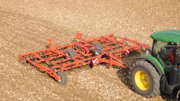 Doble rodillo en forma de U durante el trabajo en un suelo pedregoso