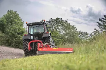 Diferentes posiciones de trabajo: detrás del tractor, en vertical, en posición desplazada o inclinada