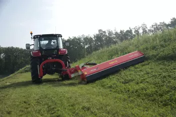 El mantenimiento de taludes es más fácil gracias a la posición inclinada de la trituradora TBES 262
