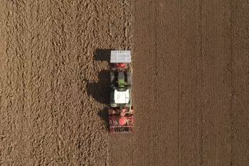 Tolva frontal TF 1512 durante el trabajo con una barra de siembra BTF