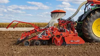 Combinado de siembra trabajando, formado por la grada rotativa HR 4530 RCS y la barra de siembra BTFR 4530