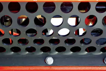 La rejilla perforada asegura una trituración fina y uniforme en las trituradoras TRP