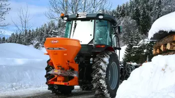 Flujo regular asegurado gracias a las paredes de la tolva del distribuidor de sal y arena VSA