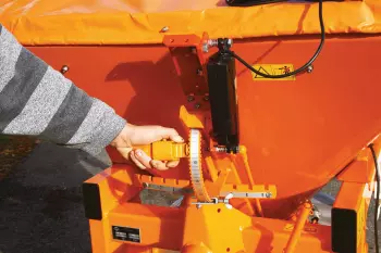 Ajustes rápidos y precisos del caudal de esparcimiento en el distribuidor de sal y arena VSA