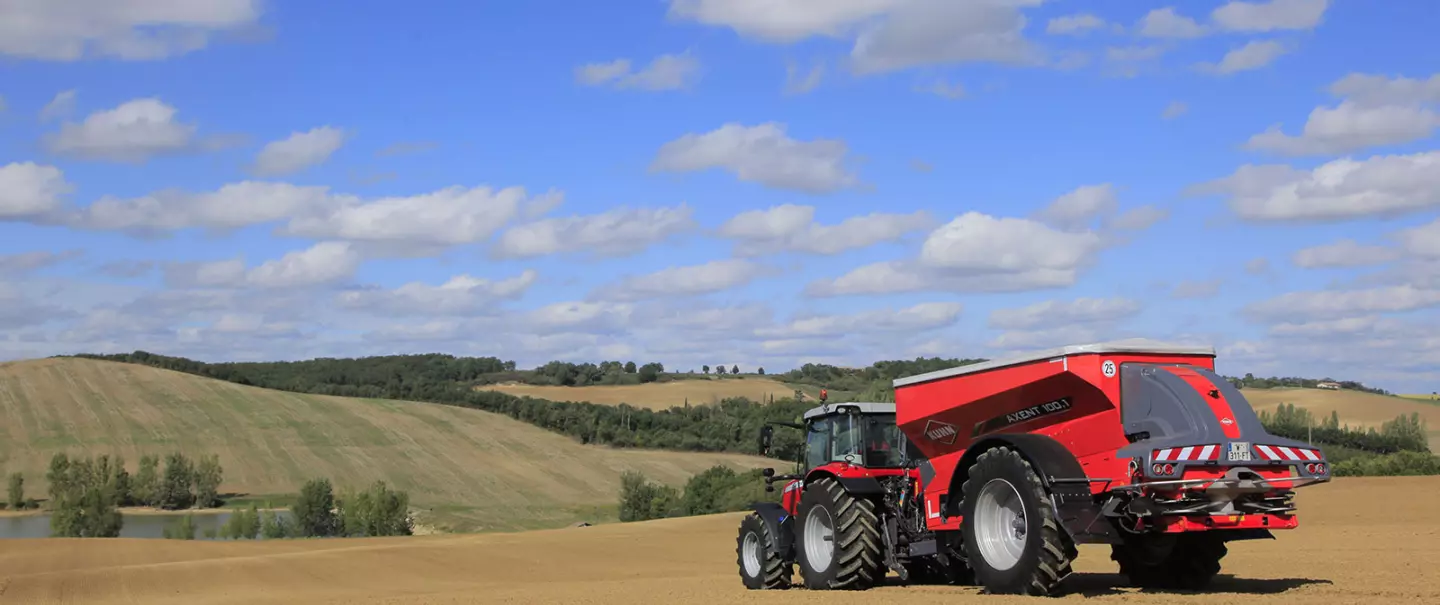 Abonadora AXENT trabajando en el campo