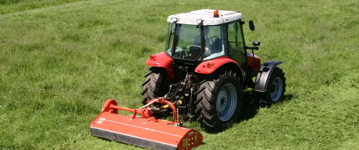 Trituradora para el mantenimiento del paisaje BKE 250 durante el trabajo